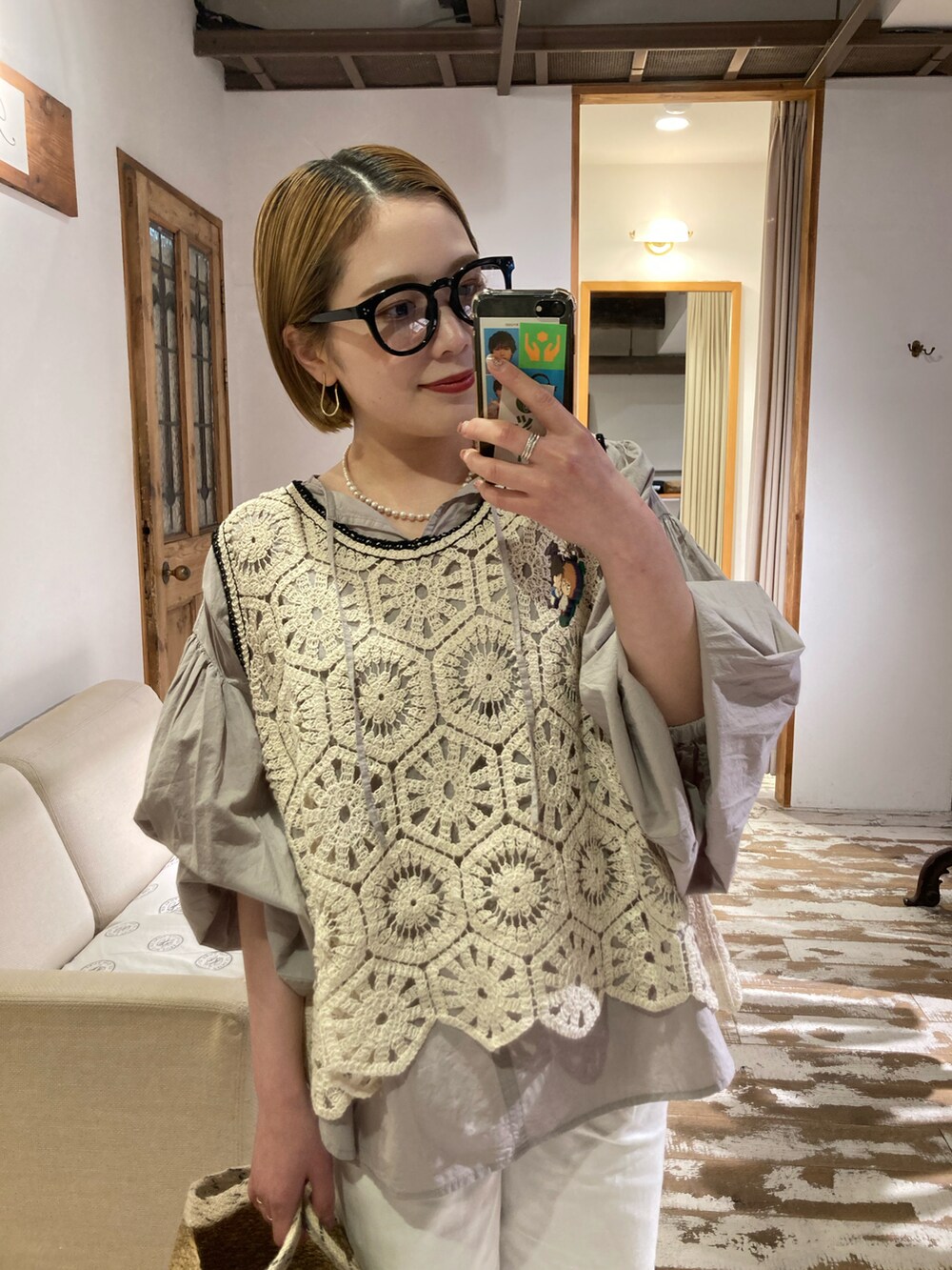 ホワイト系のその他パンツ、その他のベスト、その他のトップスを着用したレディースの春コーディネートの5枚目の写真