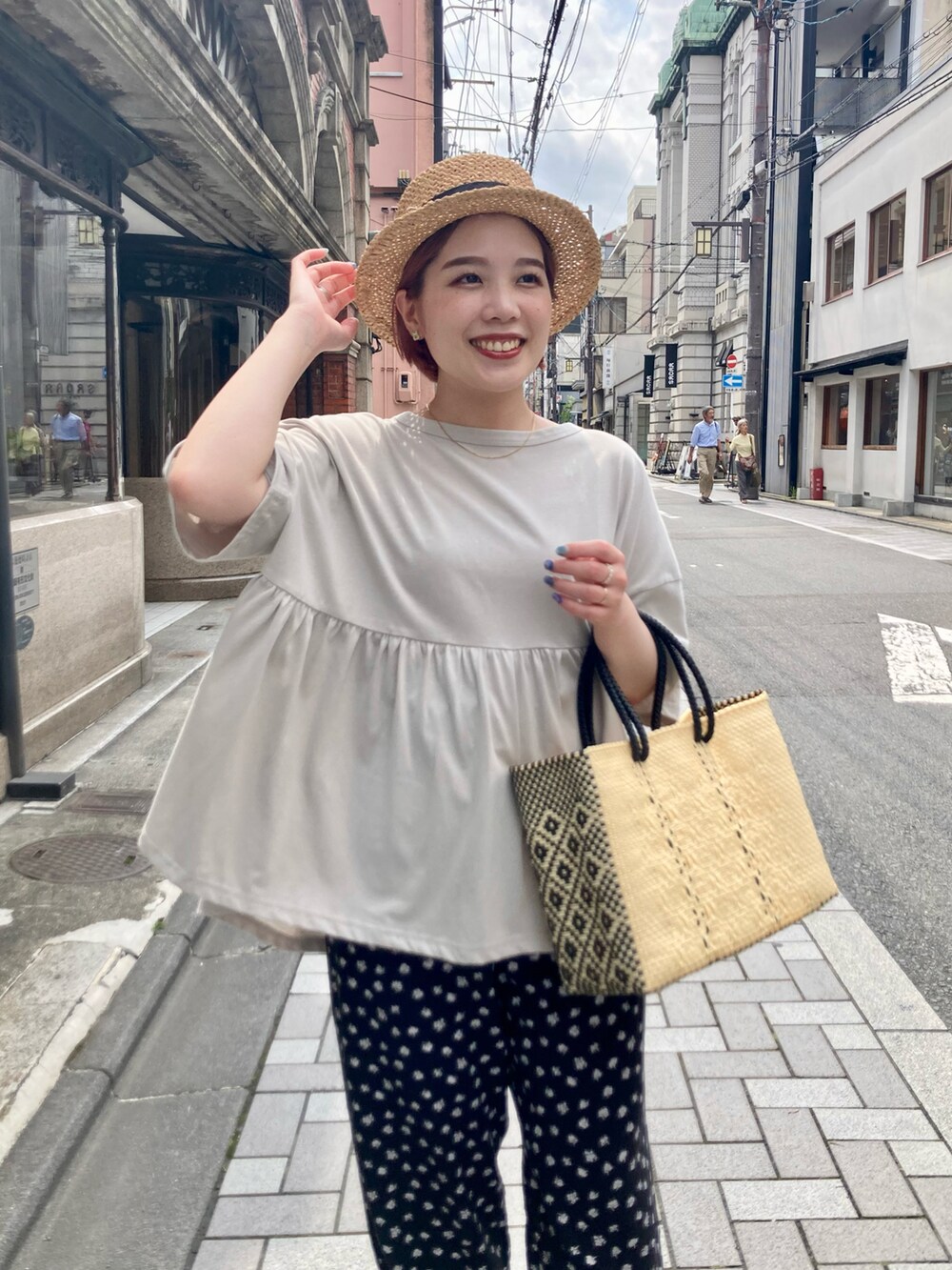 グレー系のTシャツ/カットソー、ブラック系のその他パンツ、ベージュ系のショルダーバッグを着用したレディースの夏コーディネートの5枚目の写真