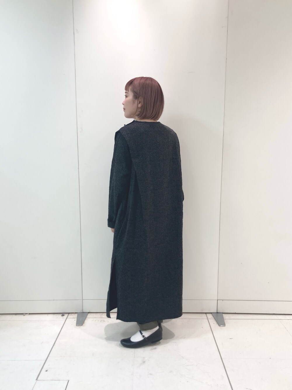 ホワイト系のカーディガン/ボレロ、ブラック系のワンピースを着用したレディースの秋コーディネートの3枚目の写真