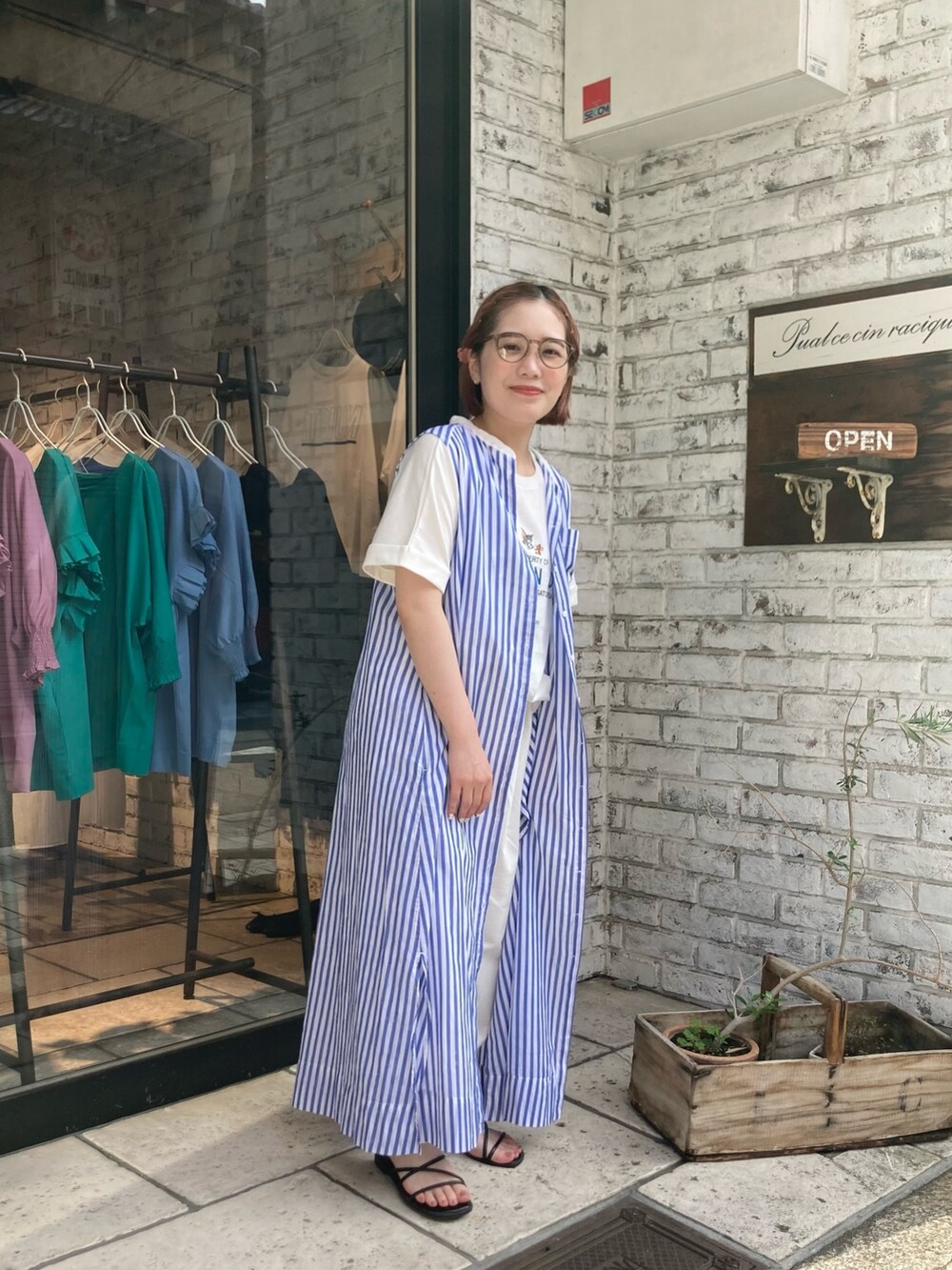 ホワイト系のその他パンツ、ブルー系のワンピースを着用したレディースの夏コーディネートの2枚目の写真