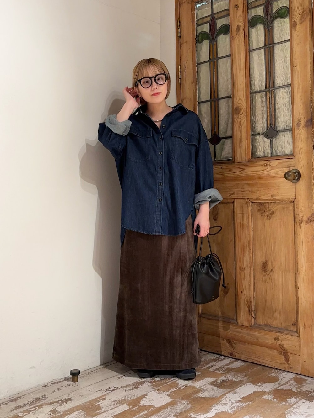 ブルー系のシャツ/ブラウス、グリーン系のスカート、ブラック系のショルダーバッグを着用したレディースの秋コーディネートの2枚目の写真