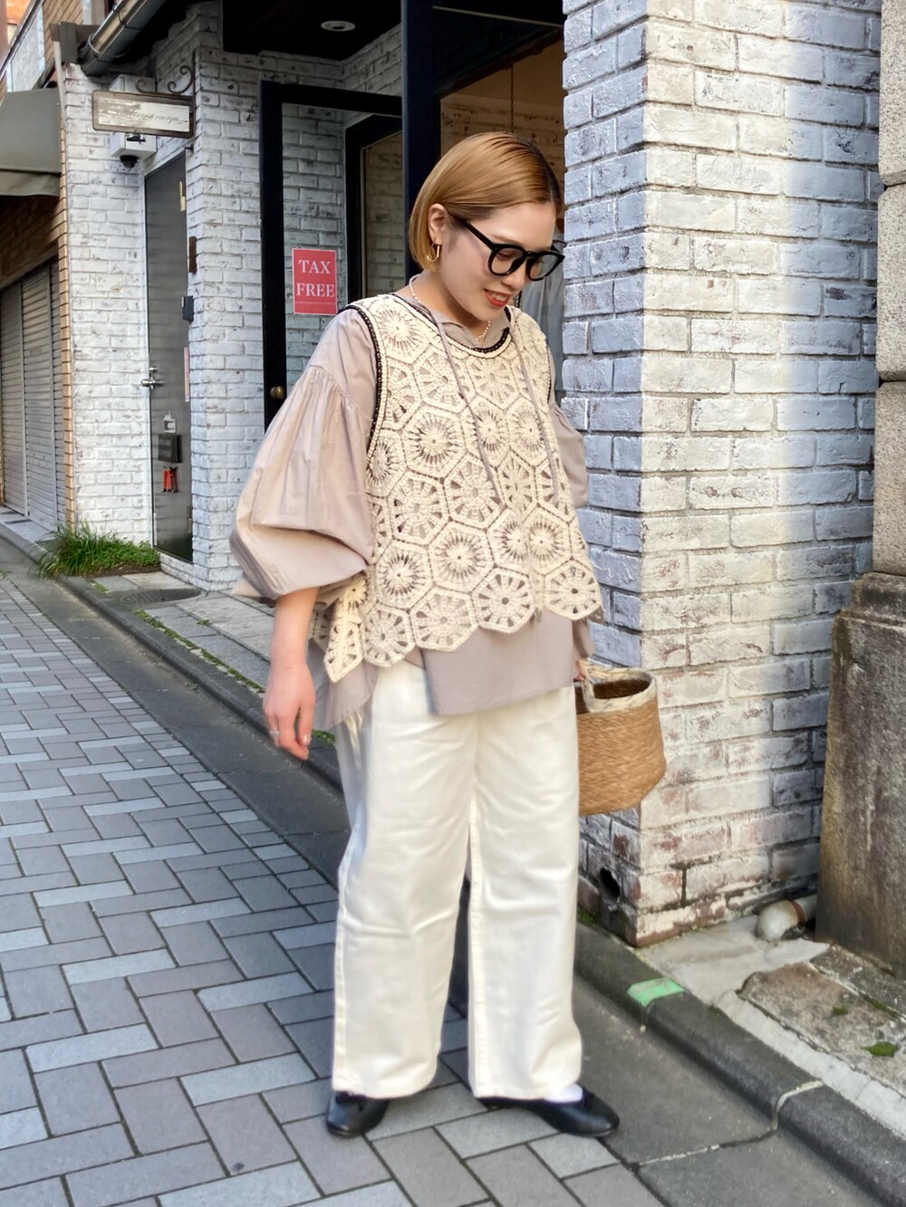 ホワイト系のその他パンツ、その他のベスト、その他のトップスを着用したレディースの春コーディネートの3枚目の写真