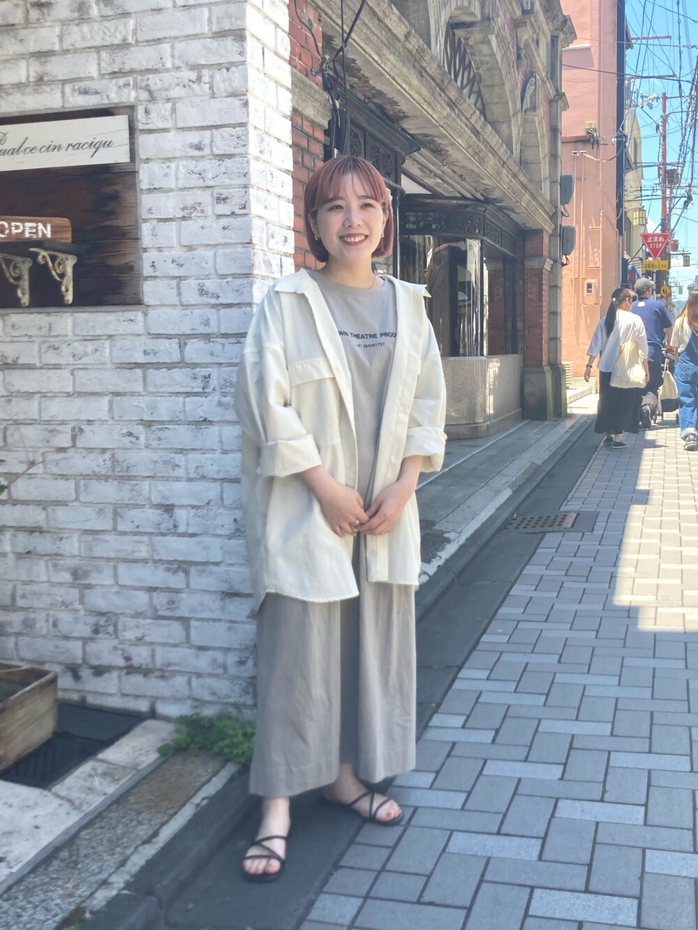 ベージュ系のワンピースを着用したレディースの夏コーディネートの4枚目の写真