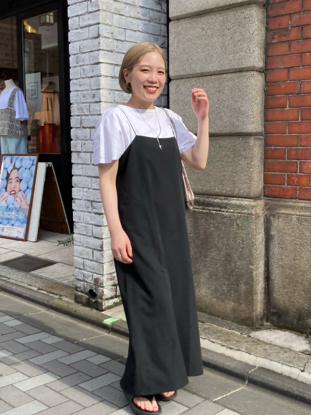 ブラック系のワンピース、シルバー系のネックレスを着用したレディースの夏コーディネートの3枚目の写真