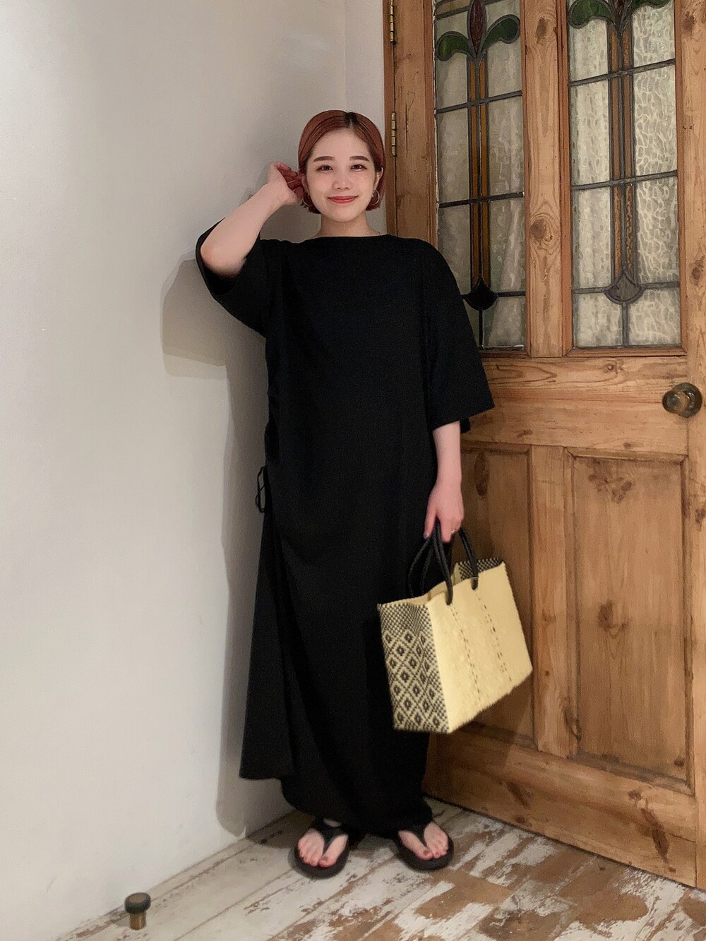 ベージュ系のショルダーバッグ、ブラック系のサンダル、ブラック系のワンピースを着用したレディースの夏コーディネートの2枚目の写真