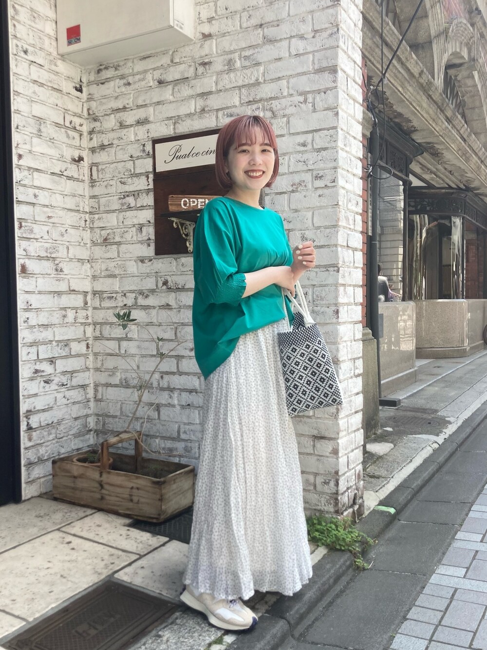 グリーン系のTシャツ/カットソー、ホワイト系のスカート、グリーン系のカーディガン/ボレロを着用したレディースの夏コーディネートの4枚目の写真