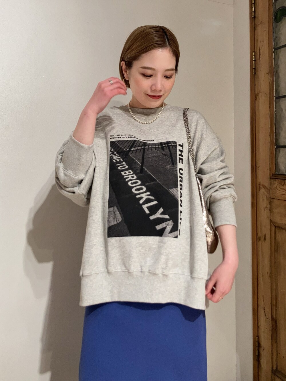 ブラック系のブーツ、ブルー系のスカート、ブルー系のスカートを着用したレディースの冬コーディネートの5枚目の写真