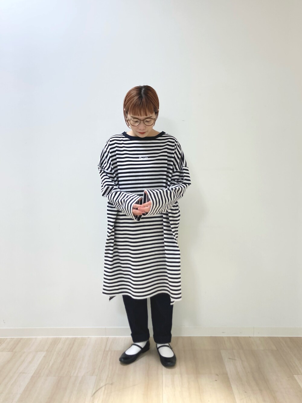 ブラック系のカーディガン/ボレロ、ホワイト系のTシャツ/カットソー、ブルー系のデニムパンツを着用したレディースの春コーディネートの3枚目の写真