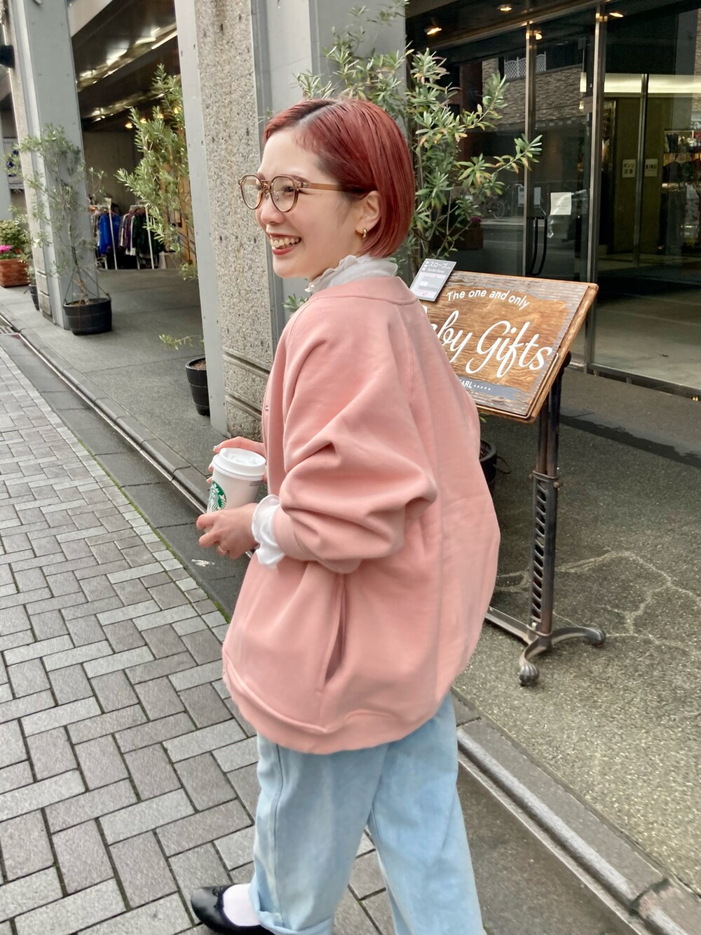 ピンク系のカーディガン/ボレロ、ブルー系のサロペット/オーバーオールを着用したレディースの春コーディネートの4枚目の写真