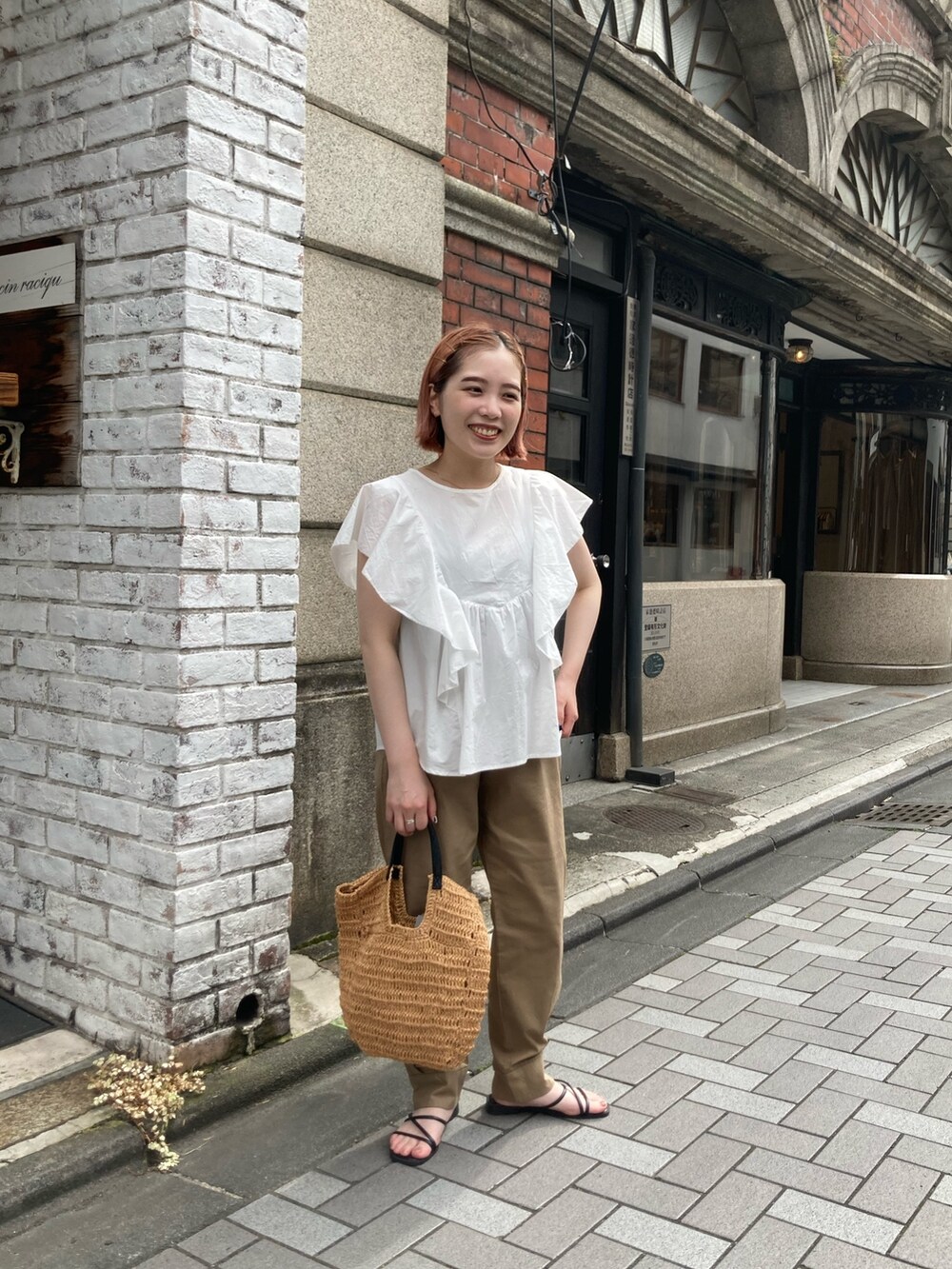 ホワイト系のシャツ/ブラウス、ベージュ系のその他パンツを着用したレディースの夏コーディネートの2枚目の写真