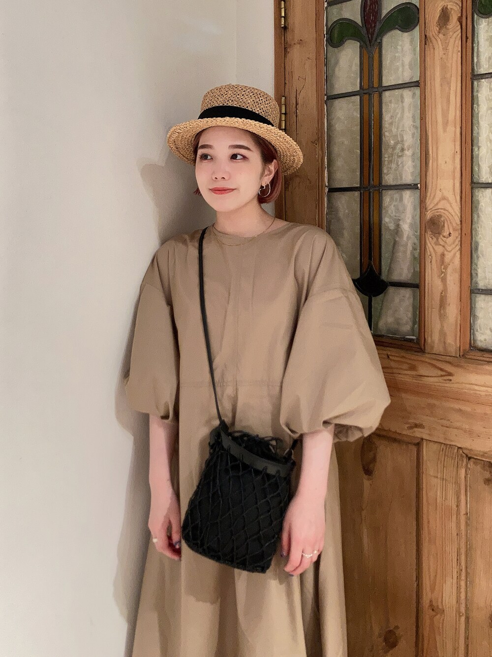 ベージュ系のワンピース、ブラック系のショルダーバッグ、ブラック系のサンダルを着用したレディースの夏コーディネートの5枚目の写真