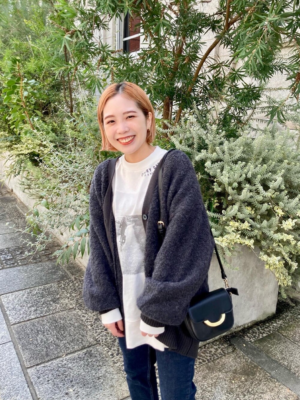 グレー系のカーディガン/ボレロ、ホワイト系のTシャツ/カットソー、ホワイト系のTシャツ/カットソーを着用したレディースの秋コーディネートの5枚目の写真