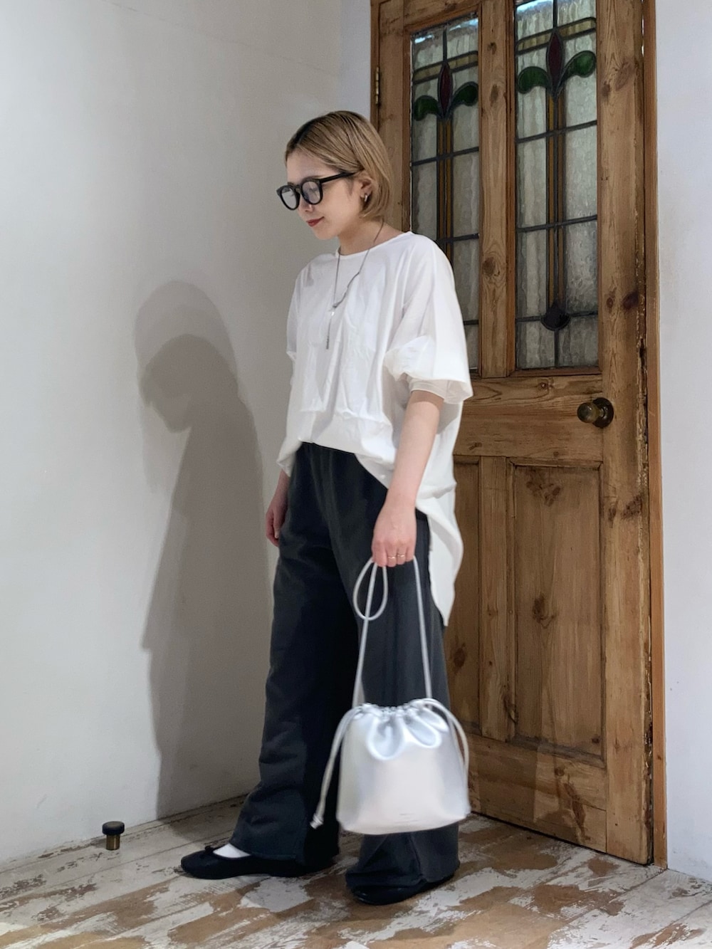 シルバー系のショルダーバッグ、グレー系のスウェットパンツ、ホワイト系のシャツ/ブラウスを着用したレディースの秋コーディネートの2枚目の写真