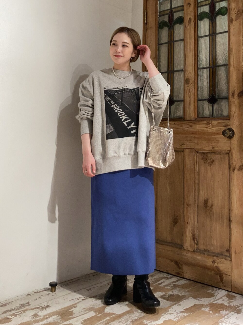 ブラック系のブーツ、ブルー系のスカート、ブルー系のスカートを着用したレディースの冬コーディネートの4枚目の写真