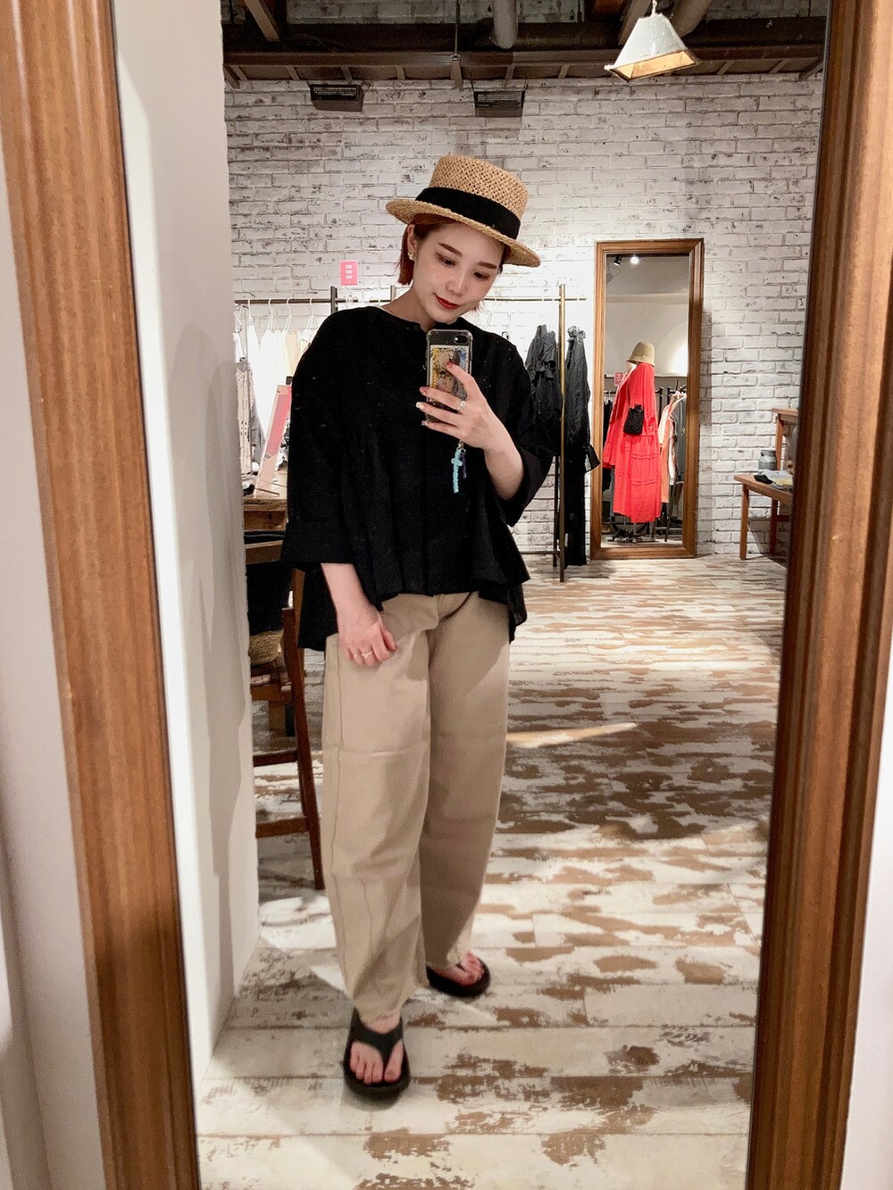 ブラック系のシャツ/ブラウス、ベージュ系のその他パンツ、ブラック系のサンダルを着用したレディースの夏コーディネートの4枚目の写真