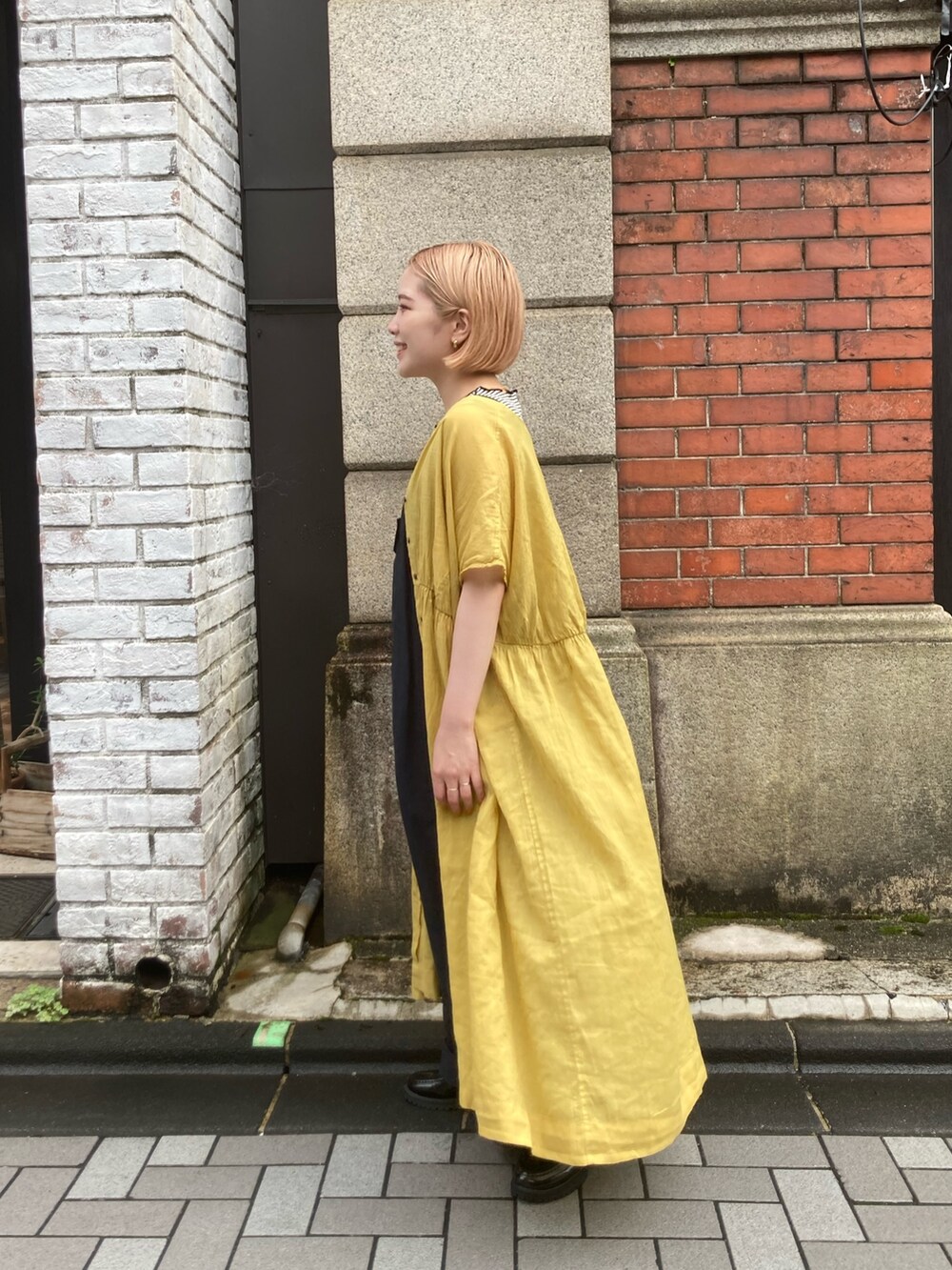 ブルー系のサロペット/オーバーオール、ブラック系のローファー、イエロー系のワンピースを着用したレディースの夏コーディネートの3枚目の写真