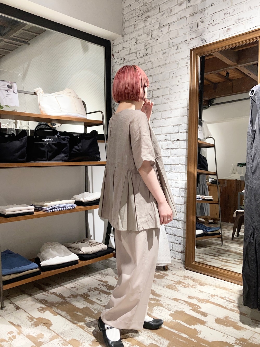 ベージュ系のシャツ/ブラウス、ベージュ系のその他パンツを着用したレディースの夏コーディネートの4枚目の写真