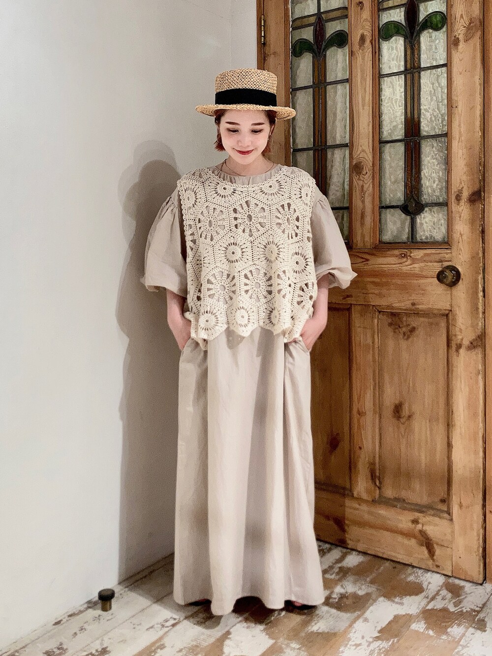 ベージュ系のベスト、ベージュ系のベスト、ベージュ系のワンピースを着用したレディースの夏コーディネートの2枚目の写真