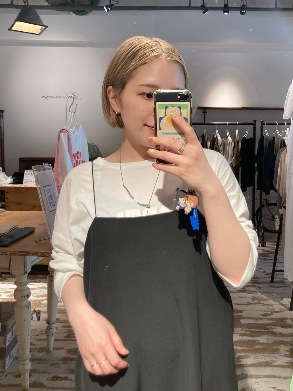 ブラック系のサンダル、ブラック系のワンピース、ホワイト系のTシャツ/カットソーを着用したレディースの夏コーディネートの4枚目の写真