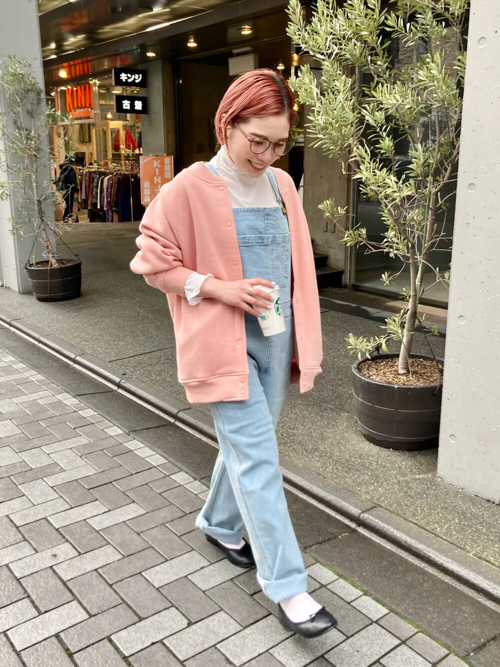 ピンク系のカーディガン/ボレロ、ブルー系のサロペット/オーバーオールを着用したレディースの春コーディネートの5枚目の写真