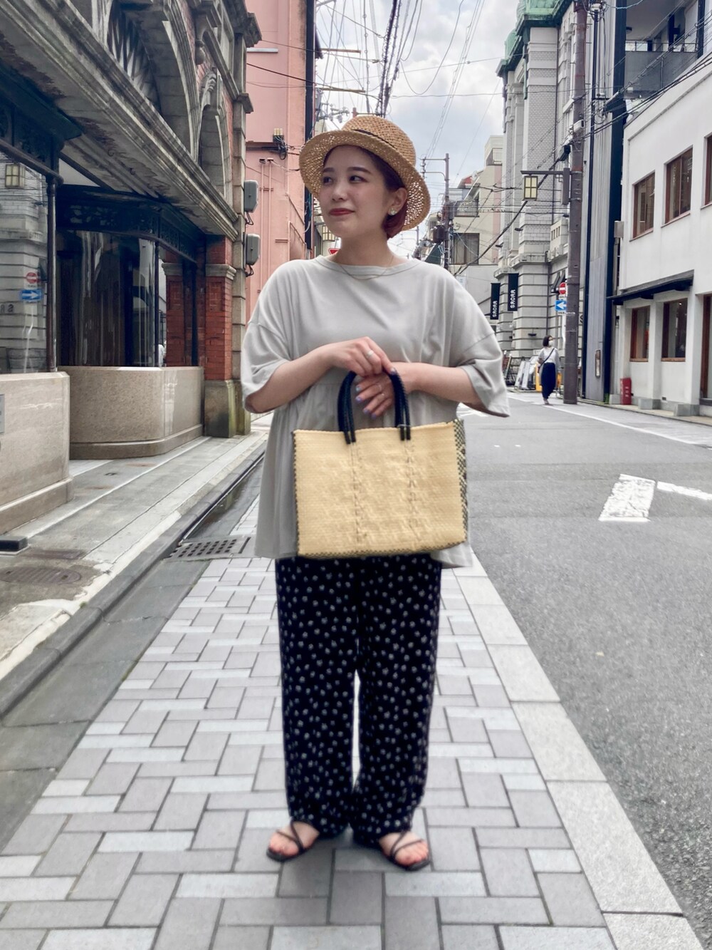 グレー系のTシャツ/カットソー、ブラック系のその他パンツ、ベージュ系のショルダーバッグを着用したレディースの夏コーディネートの3枚目の写真