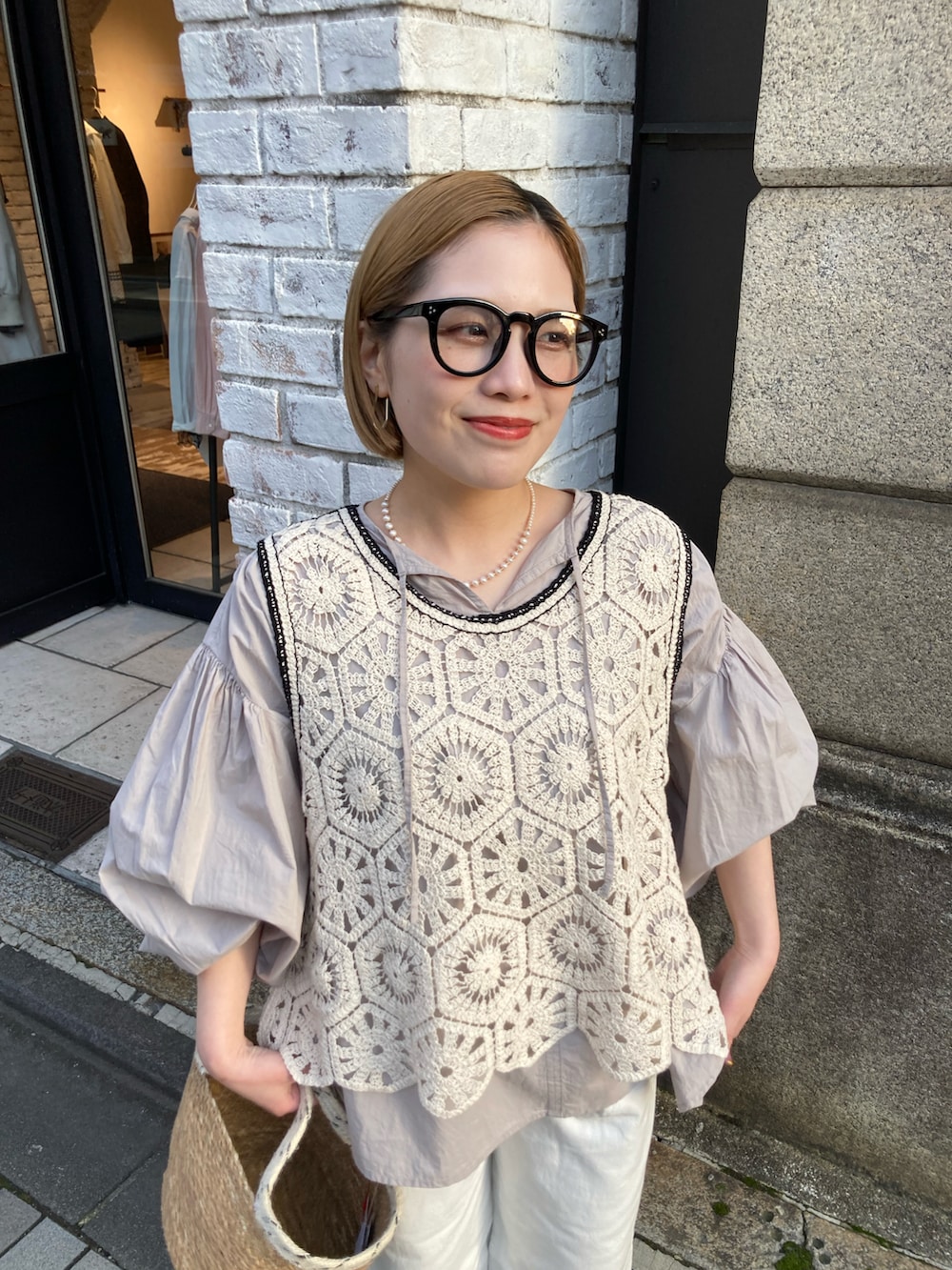 ホワイト系のその他パンツ、その他のベスト、その他のトップスを着用したレディースの春コーディネートの4枚目の写真