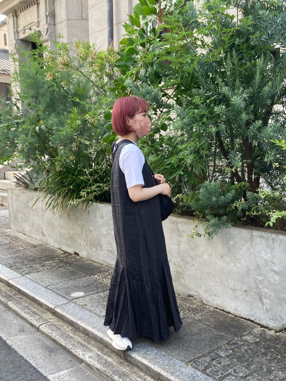 グレー系のワンピース、ホワイト系のTシャツ/カットソー、ベージュ系のスニーカーを着用したレディースの夏コーディネートの3枚目の写真