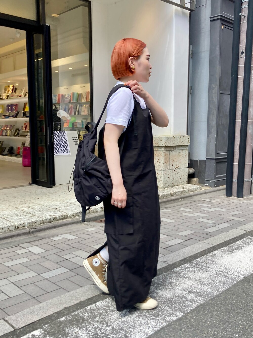 ブラック系のワンピース、ブラック系のバックパック/リュック、ブラック系のバックパック/リュックを着用したレディースの夏コーディネートの5枚目の写真