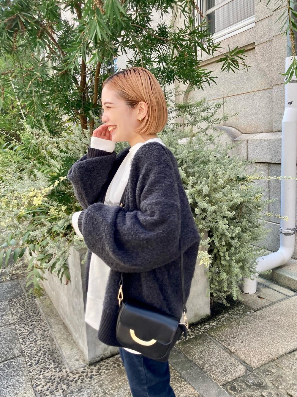 グレー系のカーディガン/ボレロ、ホワイト系のTシャツ/カットソー、ホワイト系のTシャツ/カットソーを着用したレディースの秋コーディネートの4枚目の写真