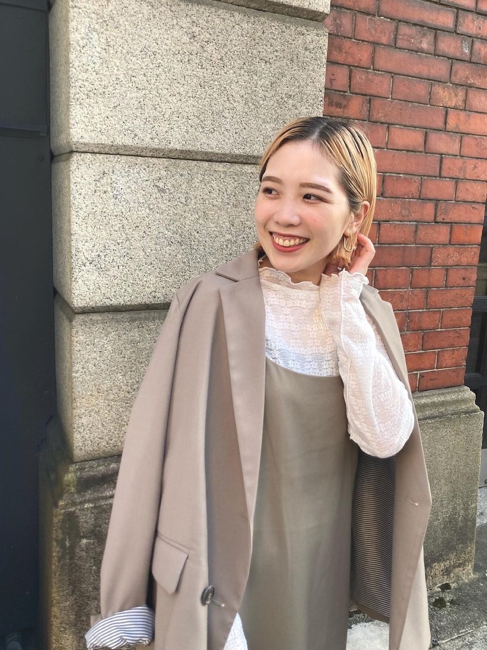 ベージュ系のワンピース、ベージュ系のワンピース、ベージュ系のテーラードジャケットを着用したレディースの秋コーディネートの3枚目の写真