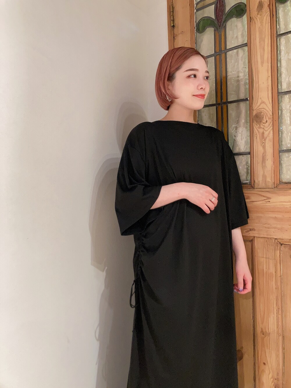 ベージュ系のショルダーバッグ、ブラック系のサンダル、ブラック系のワンピースを着用したレディースの夏コーディネートの4枚目の写真