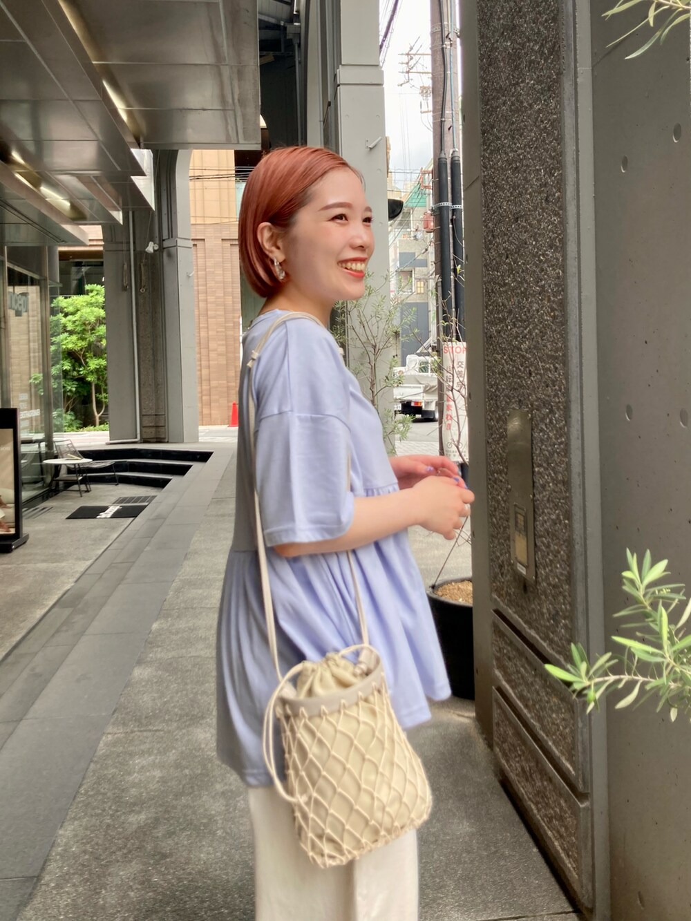 ホワイト系のその他パンツ、ブルー系のTシャツ/カットソー、ベージュ系のショルダーバッグを着用したレディースの夏コーディネートの3枚目の写真