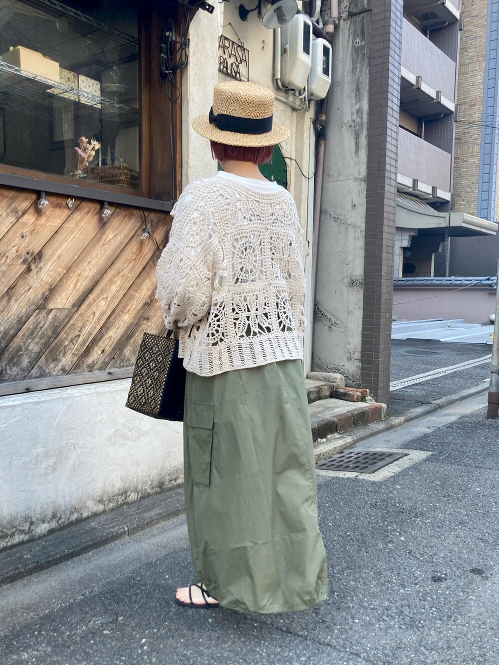 ベージュ系のカーディガン/ボレロ、ホワイト系のTシャツ/カットソー、グリーン系のスカートを着用したレディースの夏コーディネートの5枚目の写真