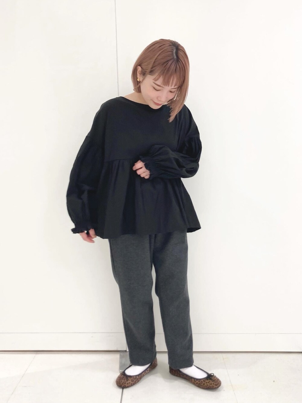 ブラック系のカーディガン/ボレロ、ブラック系のシャツ/ブラウス、グレー系のその他パンツを着用したレディースの秋コーディネートの2枚目の写真