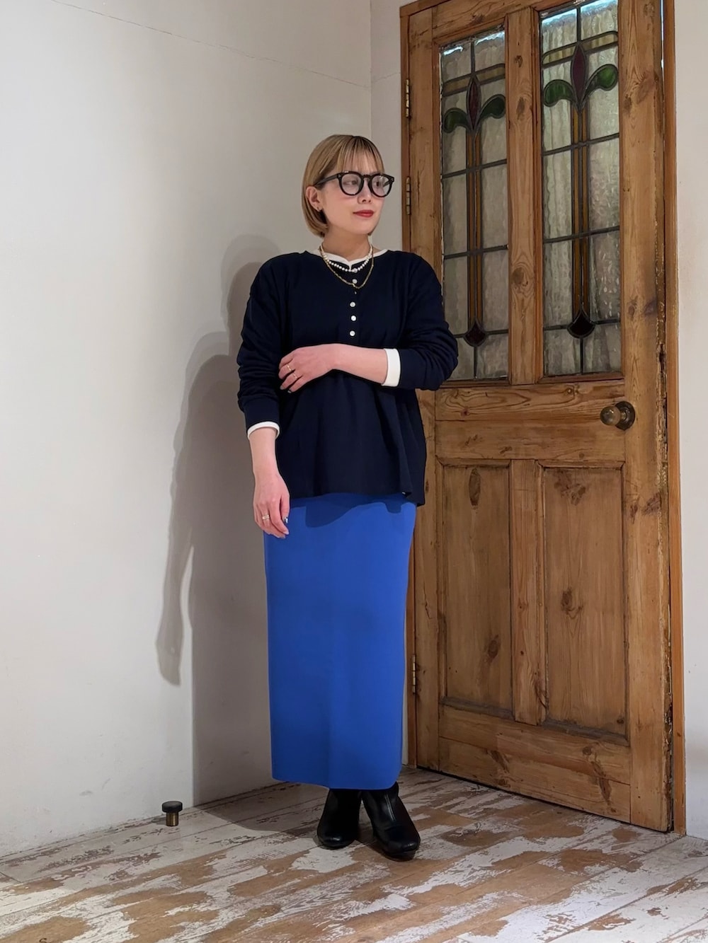 ブルー系のスカート、ホワイト系のTシャツ/カットソー、ブルー系のTシャツ/カットソーを着用したレディースの春コーディネートの2枚目の写真