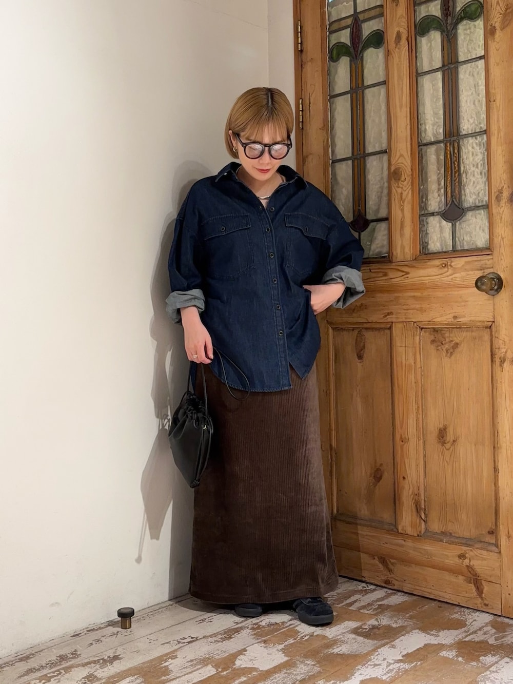 ブルー系のシャツ/ブラウス、グリーン系のスカート、ブラック系のショルダーバッグを着用したレディースの秋コーディネートの3枚目の写真