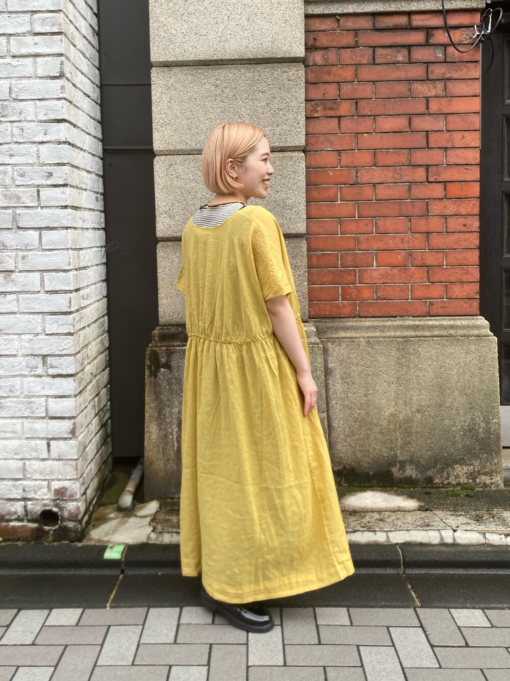 ブルー系のサロペット/オーバーオール、ブラック系のローファー、イエロー系のワンピースを着用したレディースの夏コーディネートの5枚目の写真