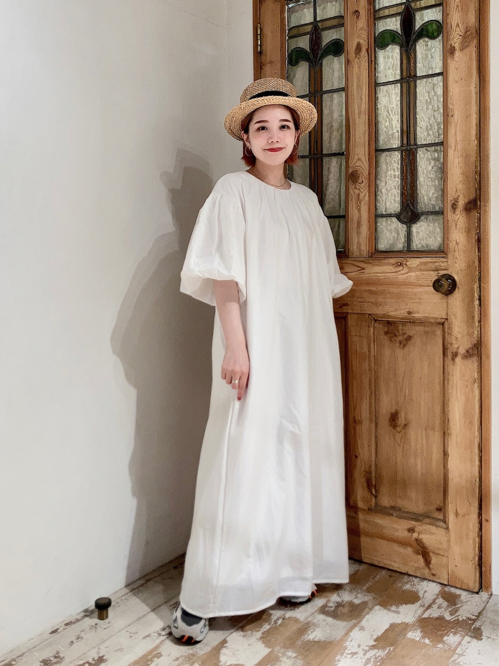 ホワイト系のワンピース、グレー系のスニーカーを着用したレディースの夏コーディネートの2枚目の写真