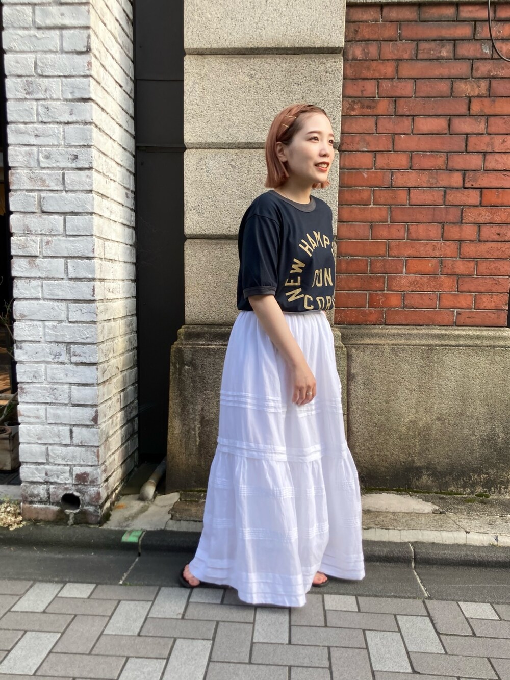 ブルー系のTシャツ/カットソー、ホワイト系のスカートを着用したレディースの夏コーディネートの4枚目の写真