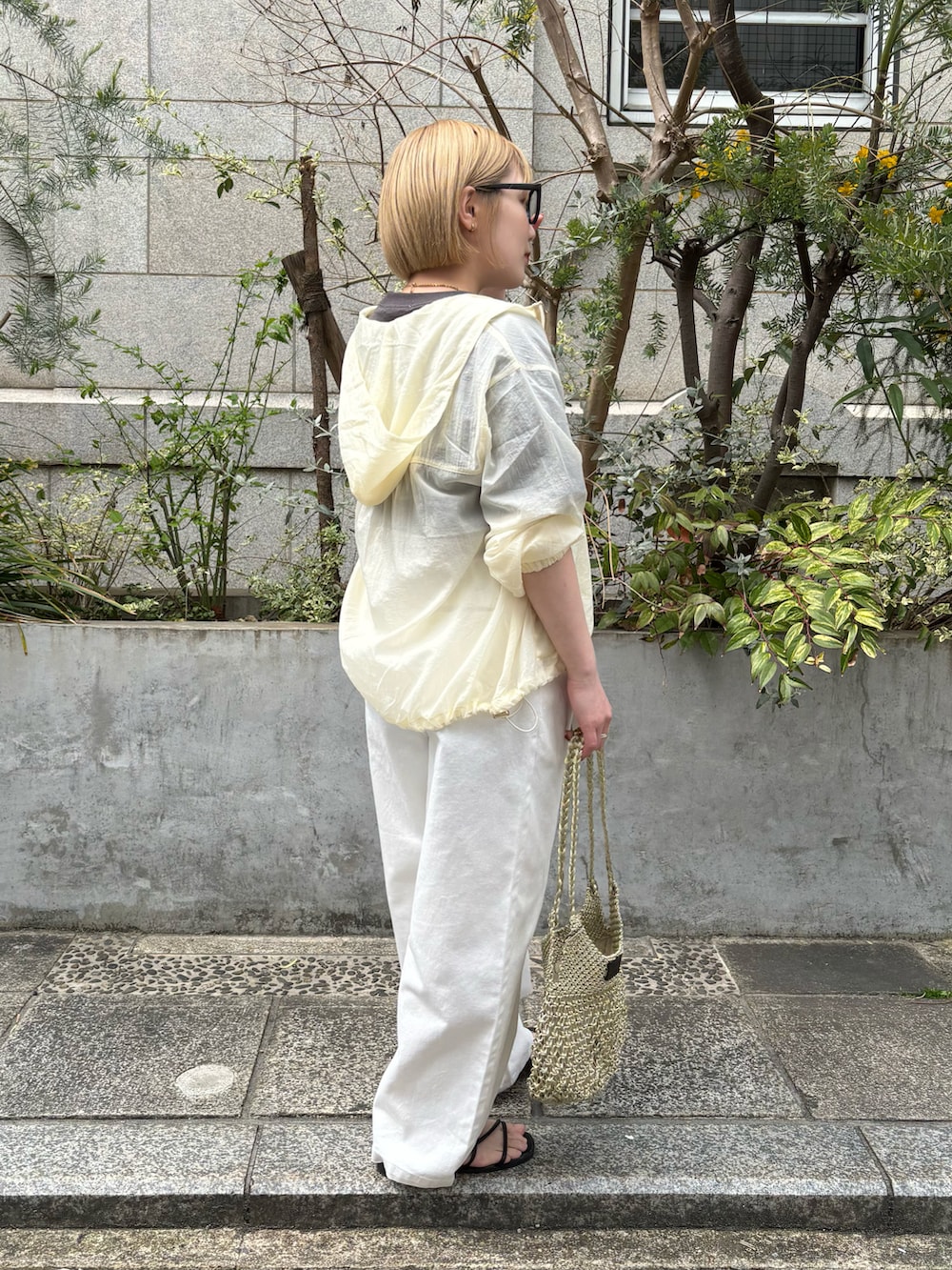 グレー系のTシャツ/カットソー、ホワイト系のデニムパンツ、ゴールド系のネックレスを着用したレディースの春コーディネートの4枚目の写真