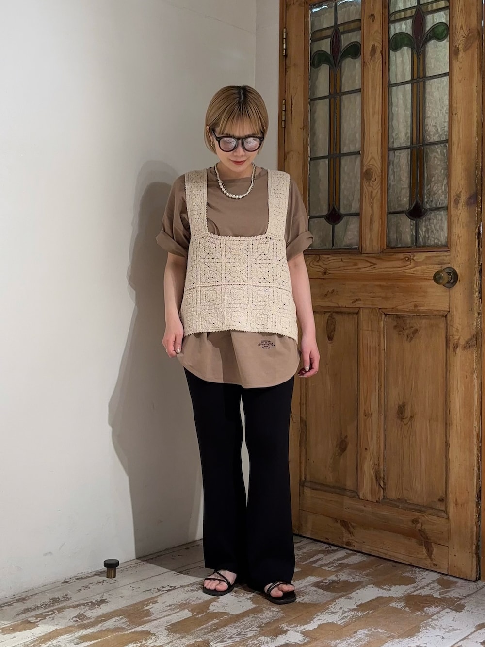 ブラック系のその他パンツ、ベージュ系のベスト、ベージュ系のTシャツ/カットソーを着用したレディースの春コーディネートの2枚目の写真