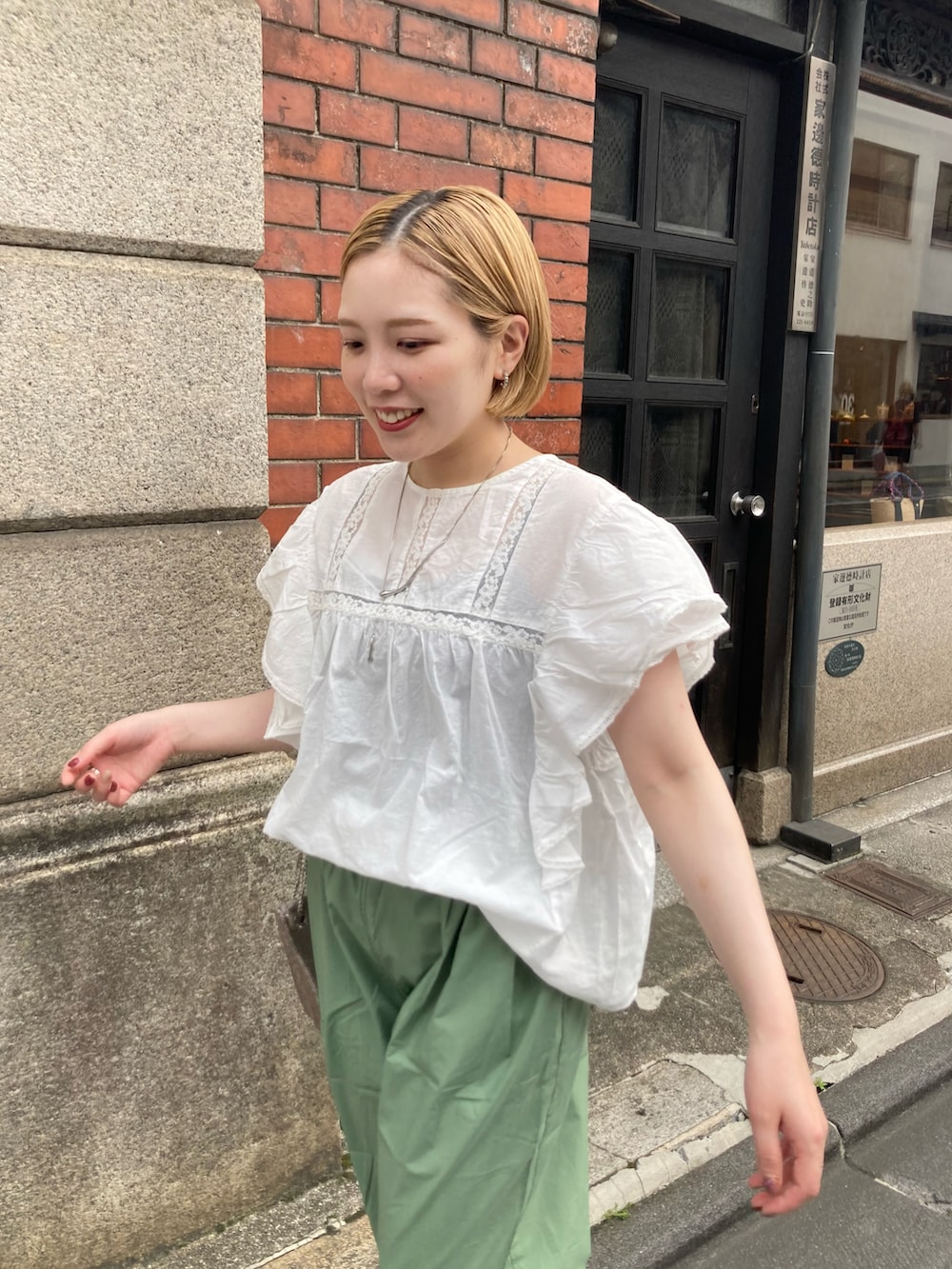 グリーン系のその他パンツ、ホワイト系のシャツ/ブラウス、ブラック系のサンダルを着用したレディースの夏コーディネートの3枚目の写真