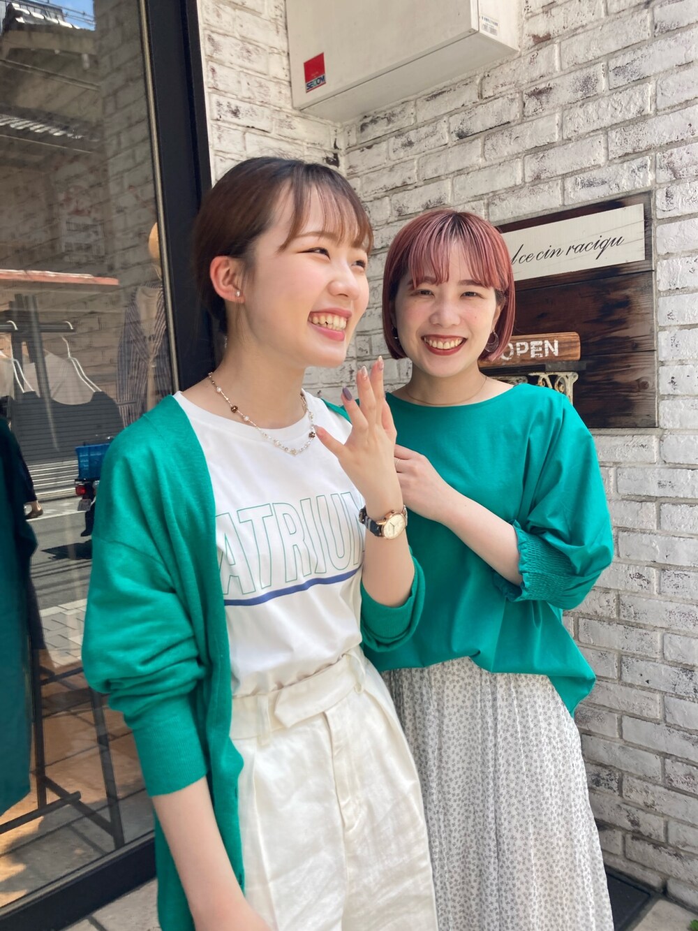 グリーン系のTシャツ/カットソー、ホワイト系のスカート、グリーン系のカーディガン/ボレロを着用したレディースの夏コーディネートの2枚目の写真