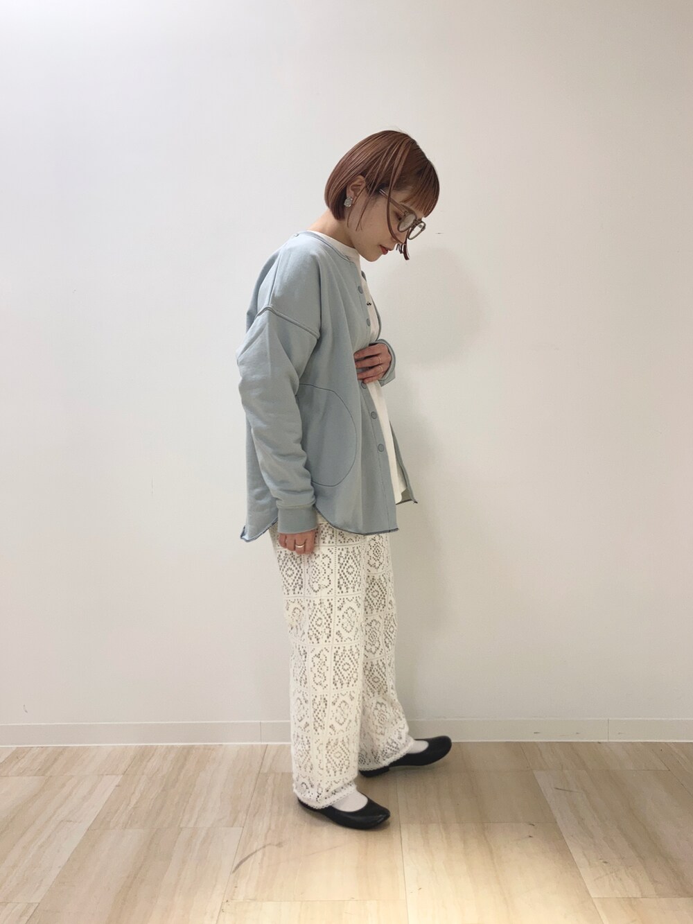 ホワイト系のその他パンツ、グリーン系のカーディガン/ボレロ、ホワイト系のTシャツ/カットソーを着用したレディースの春コーディネートの4枚目の写真