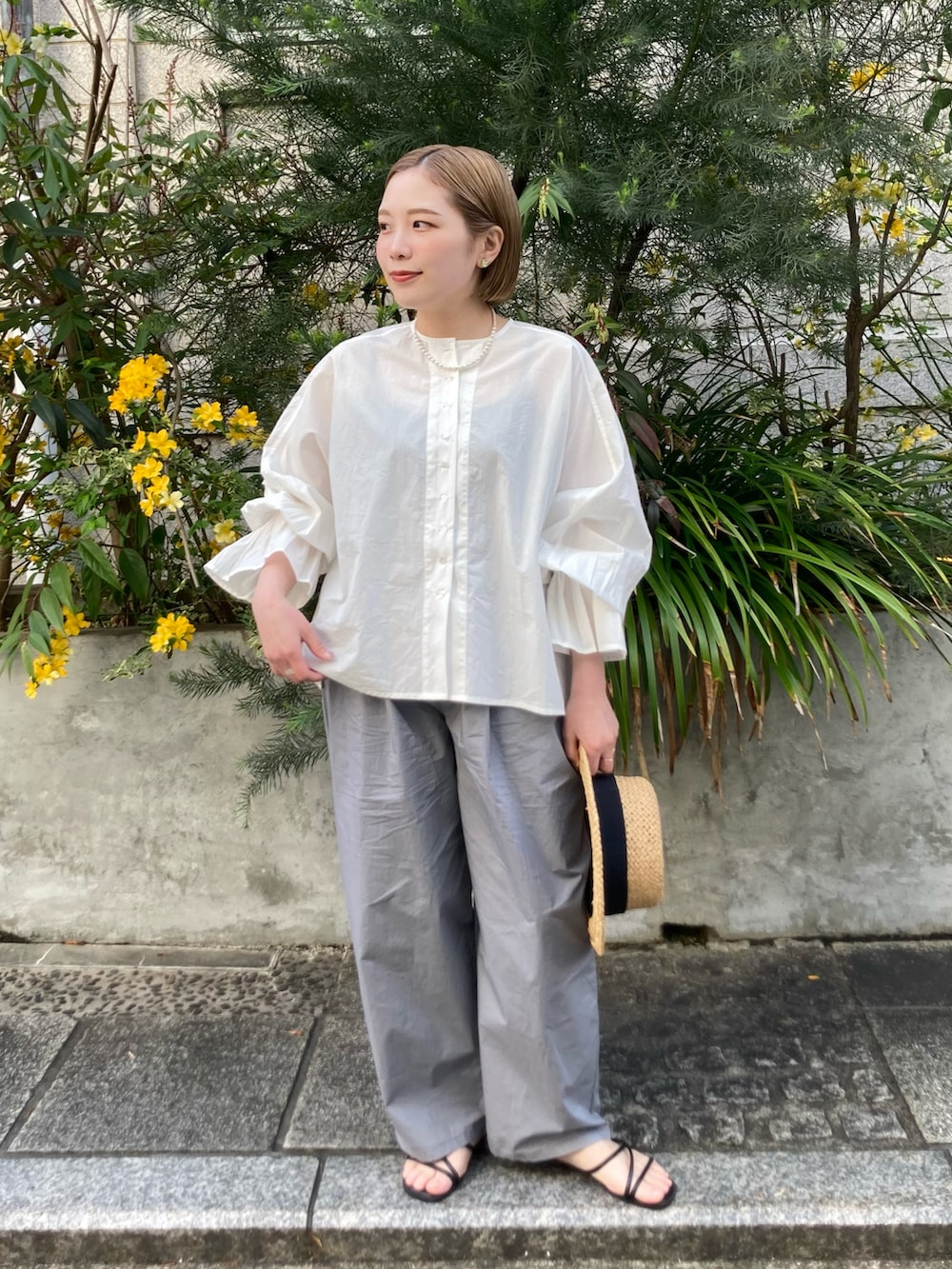 グレー系のその他パンツ、ホワイト系のシャツ/ブラウスを着用したレディースの春コーディネートの3枚目の写真