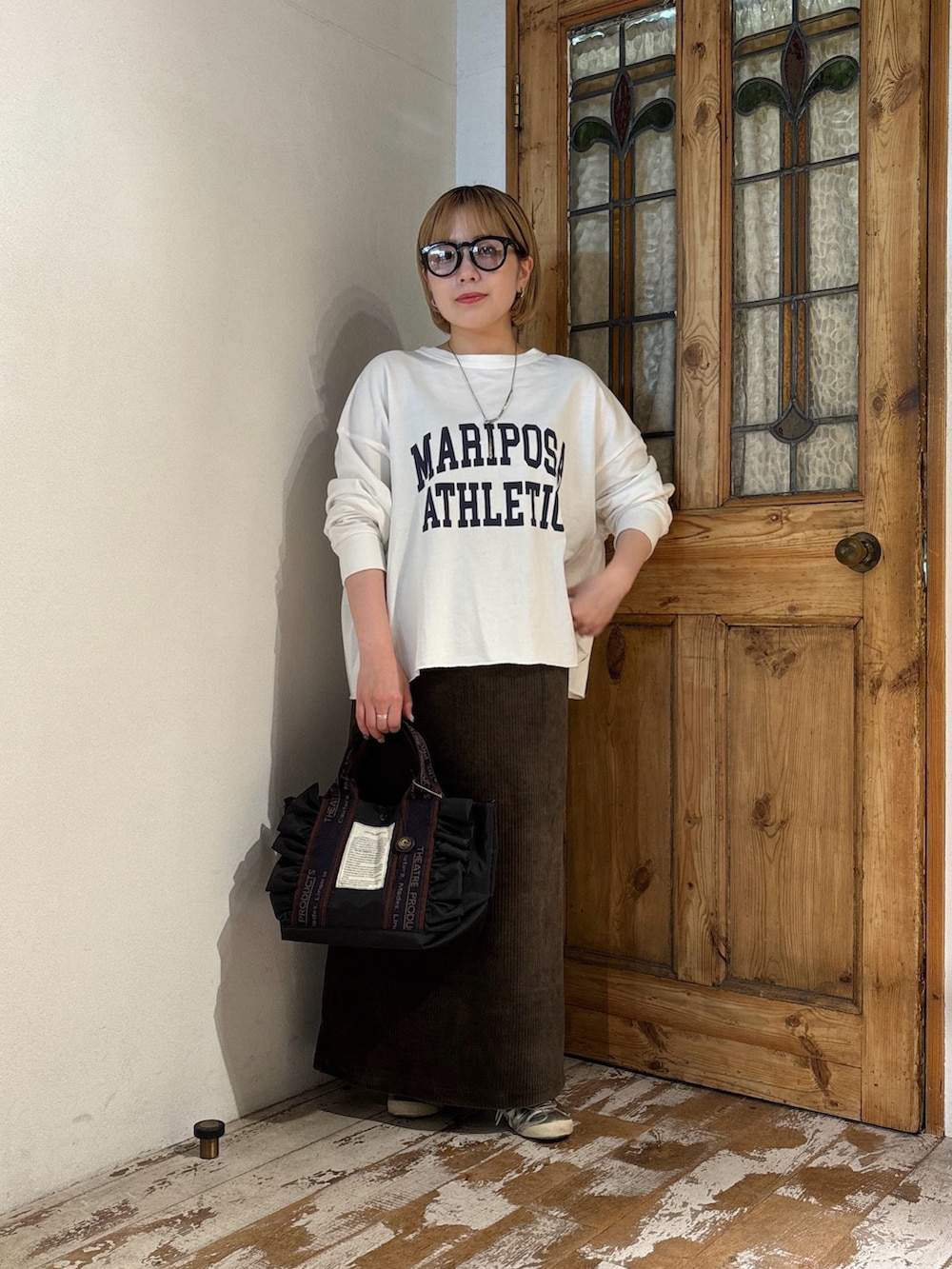 グリーン系のスカート、ホワイト系のTシャツ/カットソー、シルバー系のスニーカーを着用したレディースの夏コーディネートの4枚目の写真