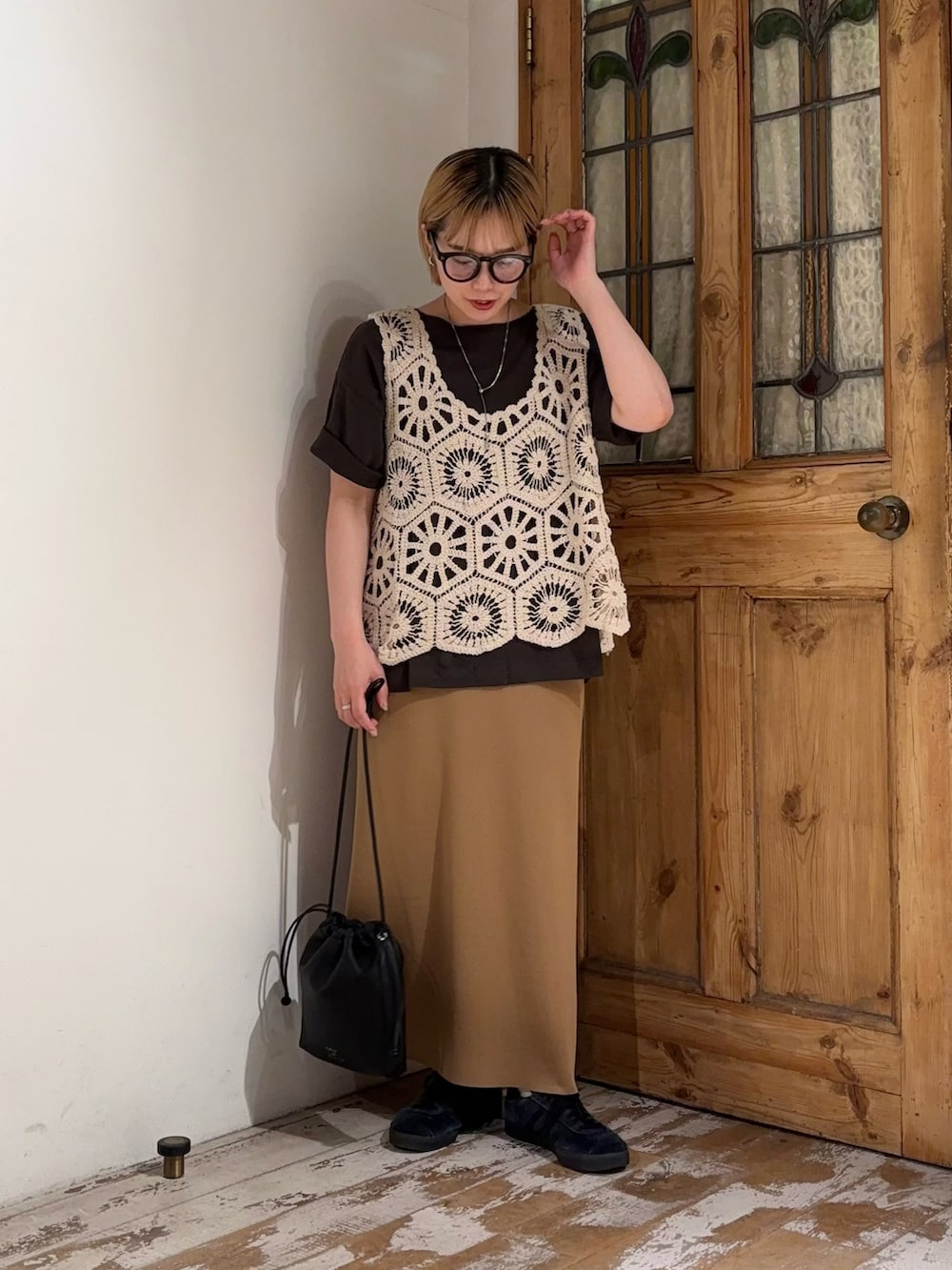 ベージュ系のベスト、グレー系のTシャツ/カットソー、ベージュ系のスカートを着用したレディースの夏コーディネートの3枚目の写真