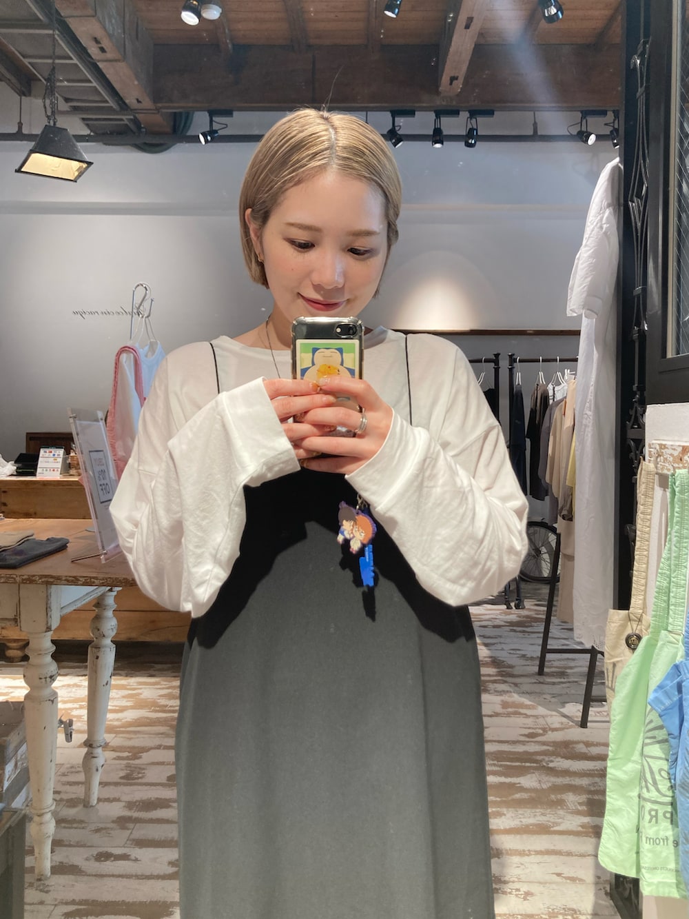 ブラック系のサンダル、ブラック系のワンピース、ホワイト系のTシャツ/カットソーを着用したレディースの夏コーディネートの2枚目の写真