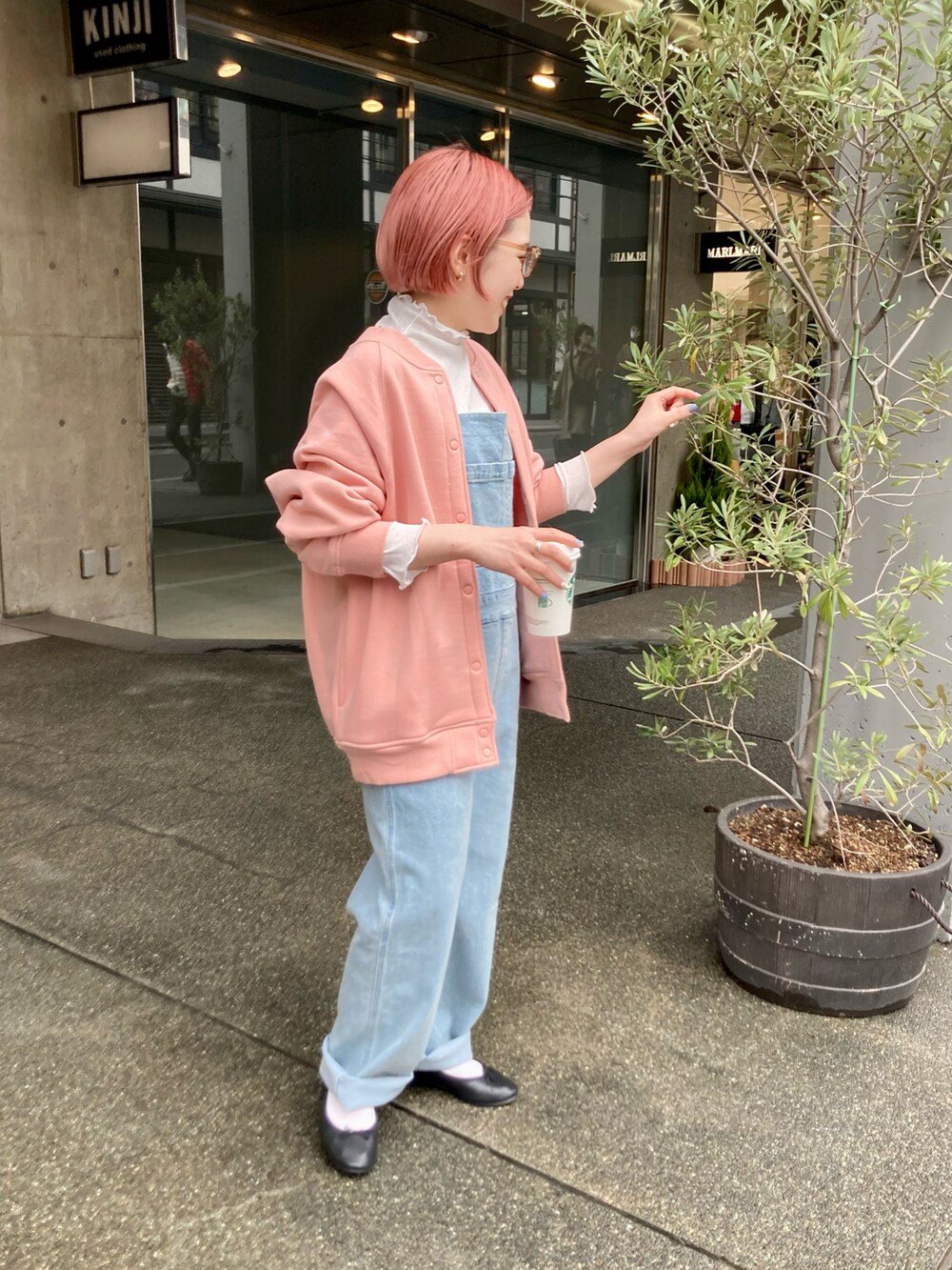 ピンク系のカーディガン/ボレロ、ブルー系のサロペット/オーバーオール、ホワイト系のTシャツ/カットソーを着用したレディースの冬コーディネートの3枚目の写真