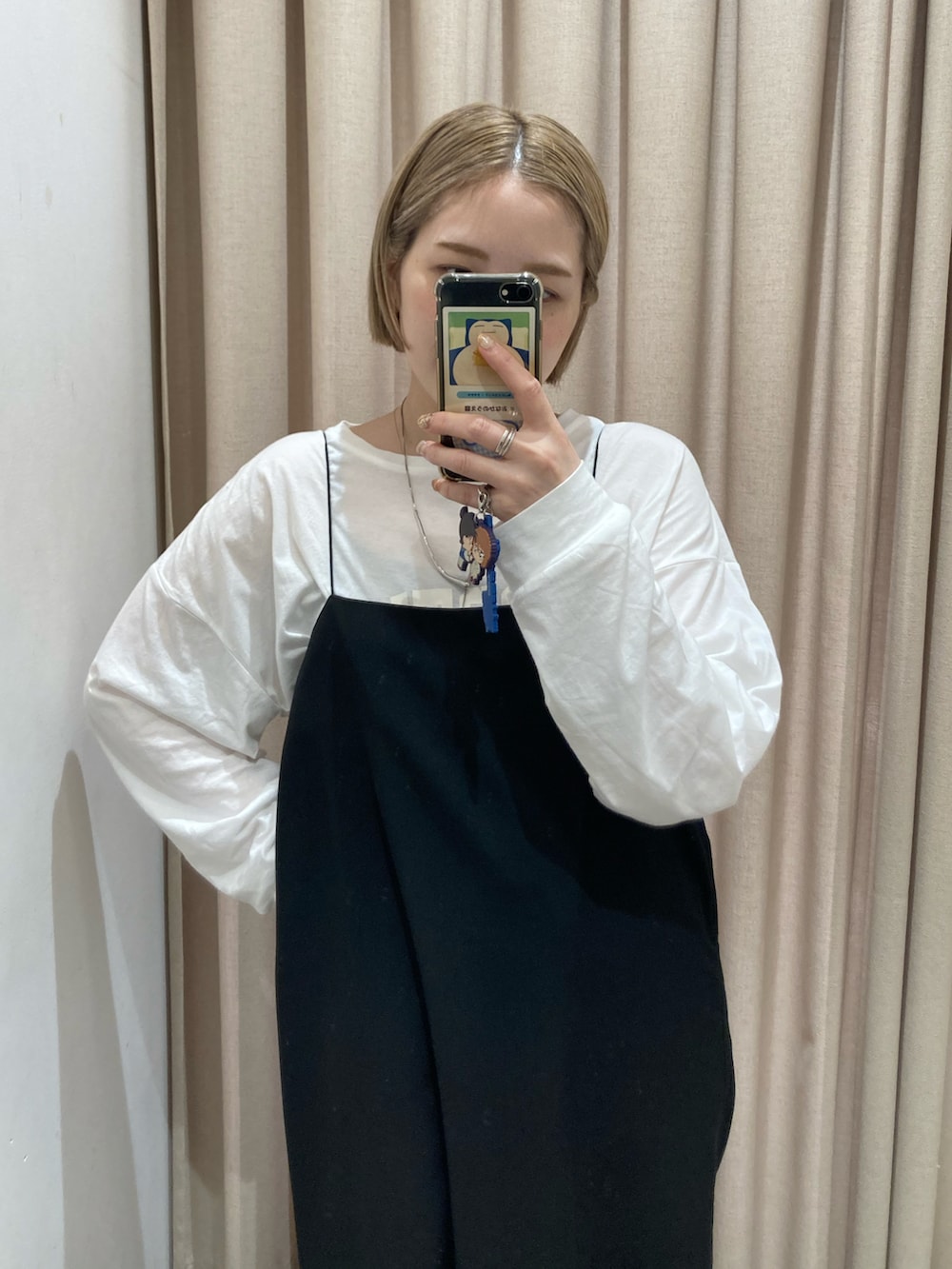 ブラック系のサンダル、ブラック系のワンピース、ホワイト系のTシャツ/カットソーを着用したレディースの夏コーディネートの3枚目の写真